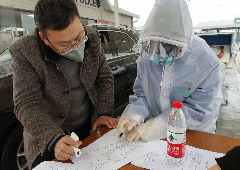 蔡思雨在G15沪渝高速公路汾湖检查站志愿者活动现场