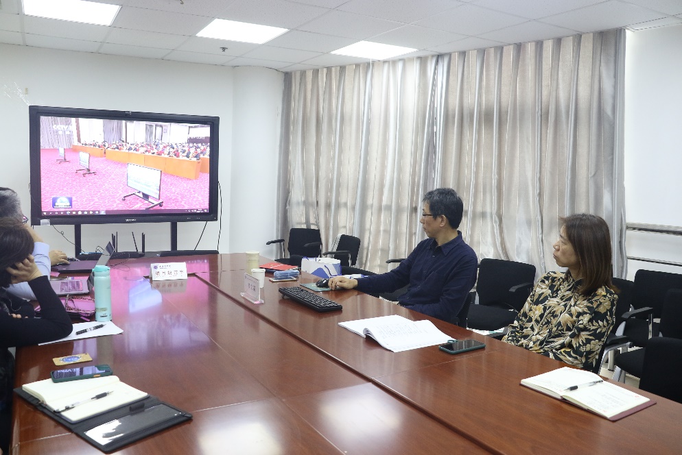 图为楼文高带领学院教师观看全国脱贫攻坚奖表彰大会