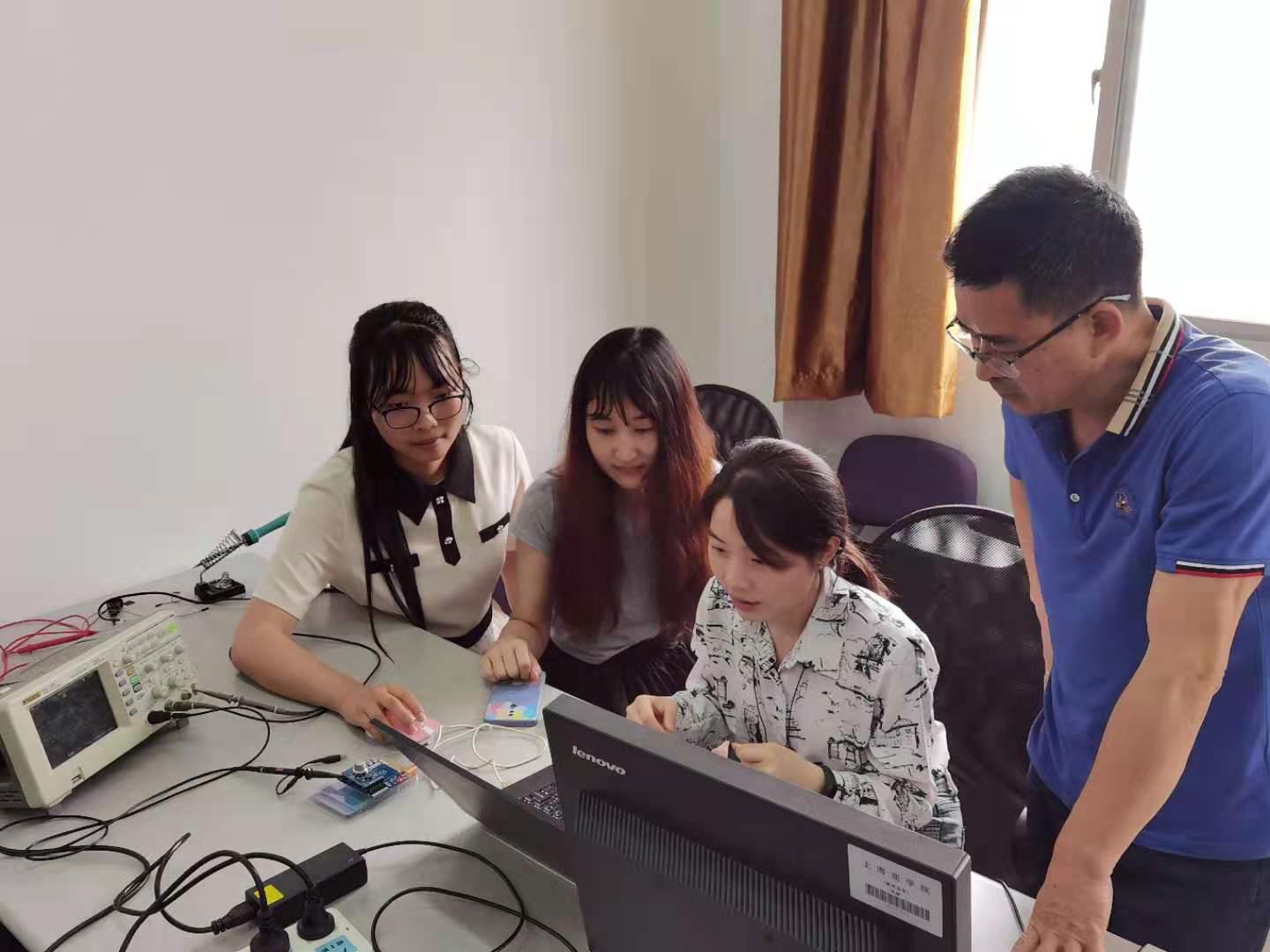 （图为校企工程师指导学生进行鸿蒙开发板体验）