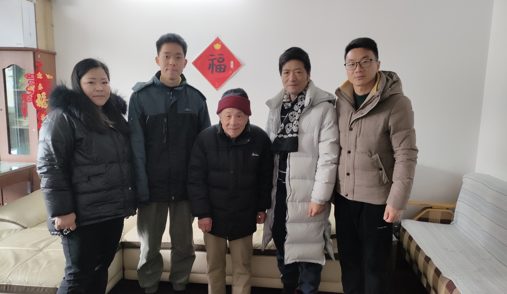 （图为学院领导与困难学生家庭合影）