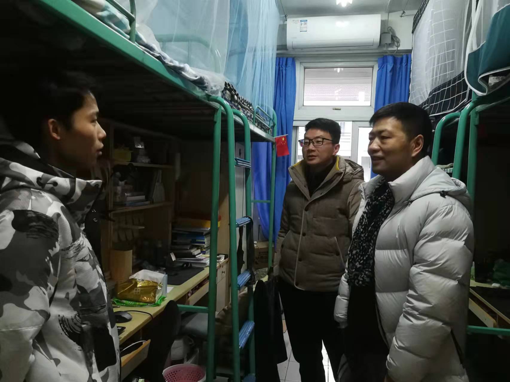 （图为学院领导与留校学生交流现场2）