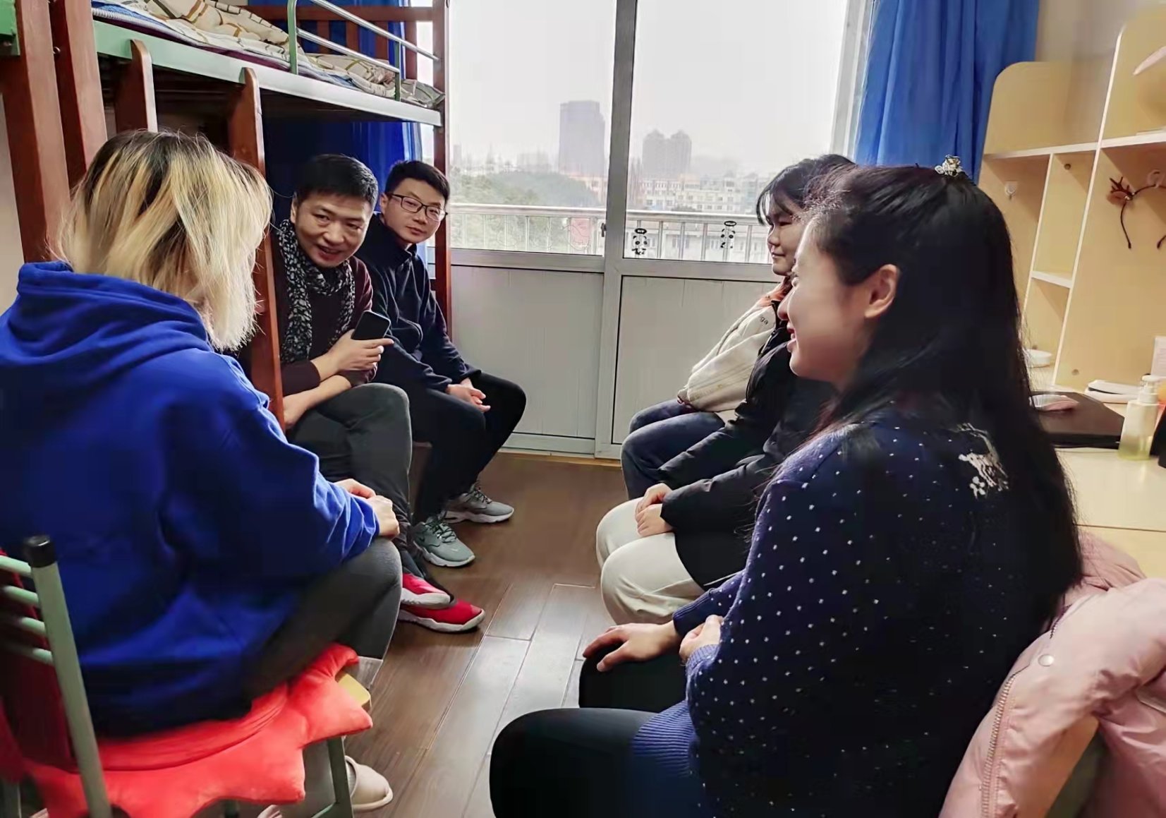 （图为学院领导与留校学生交流现场1）