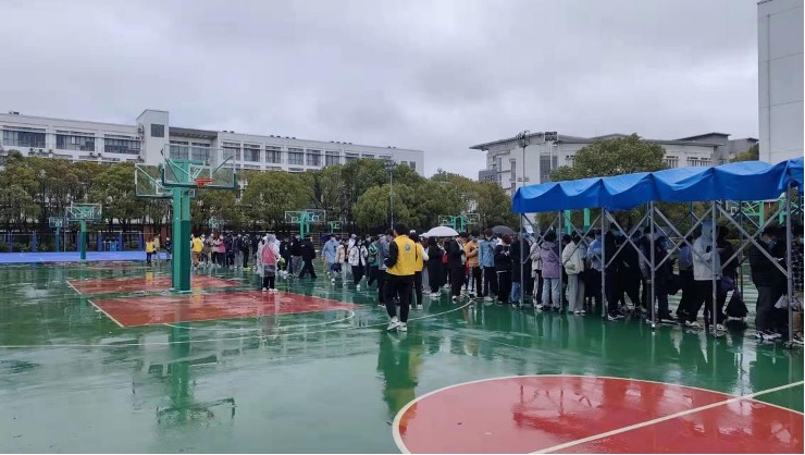 信息“小黄人”在雨中志愿服务