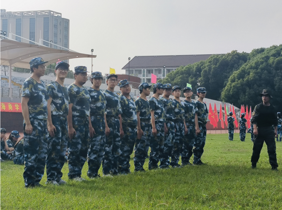 教官讲解基本技能