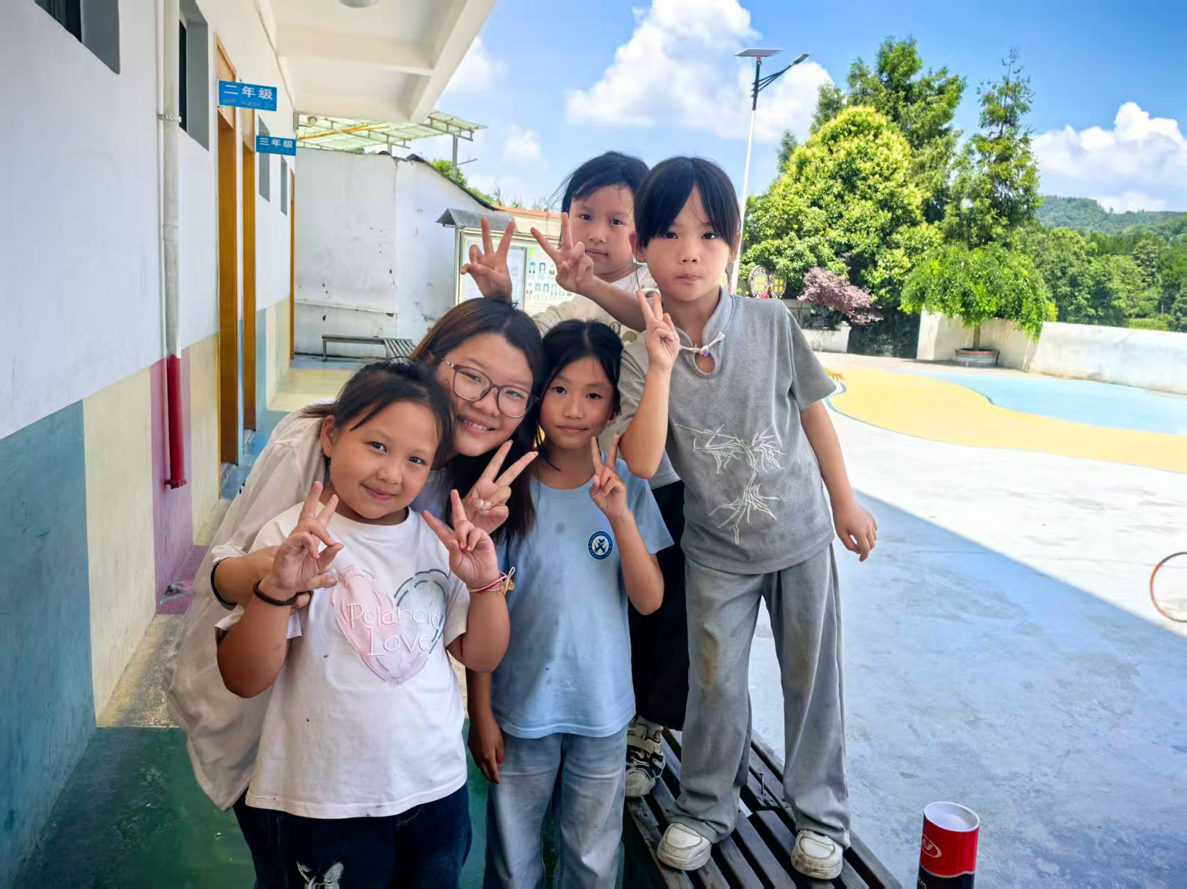 图十为小组成员与贵州部分孩子们合影.jpg