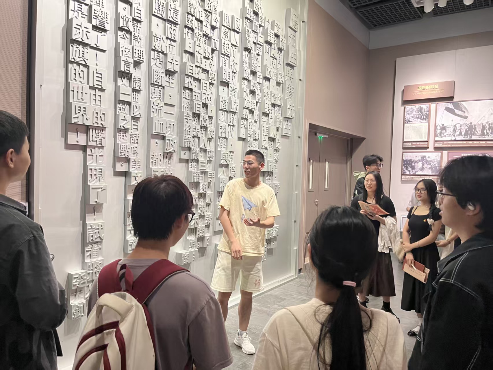 图四为小组成员于中共一大纪念馆分享参观感受.jpg