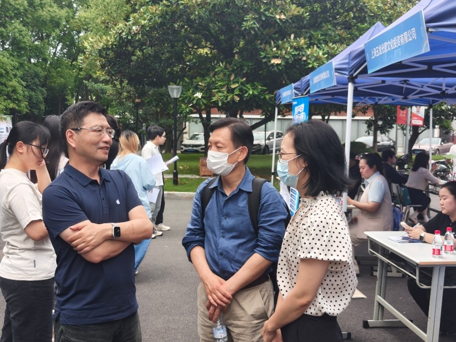 图6为学院领导与企业负责人交谈.jpg