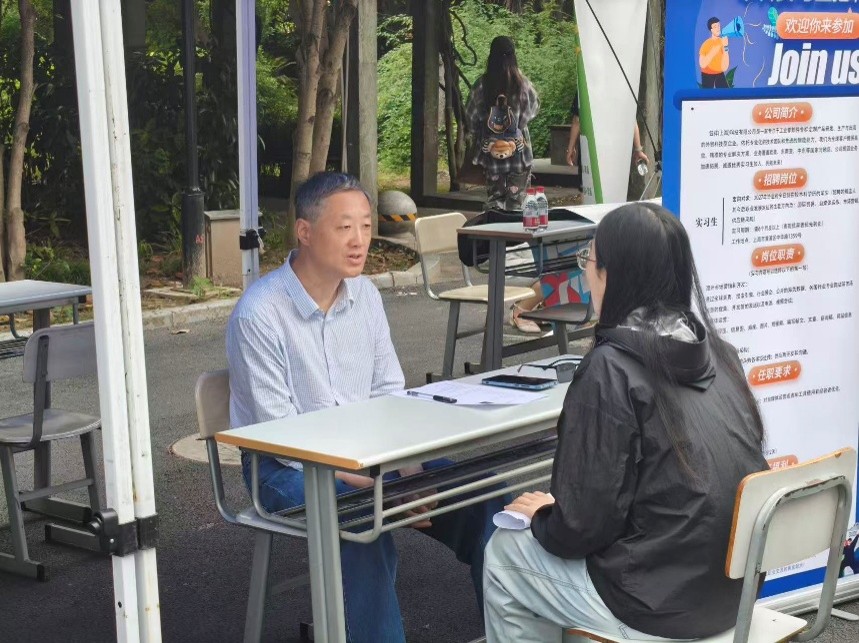 图5为学生与企业招聘交谈.jpg